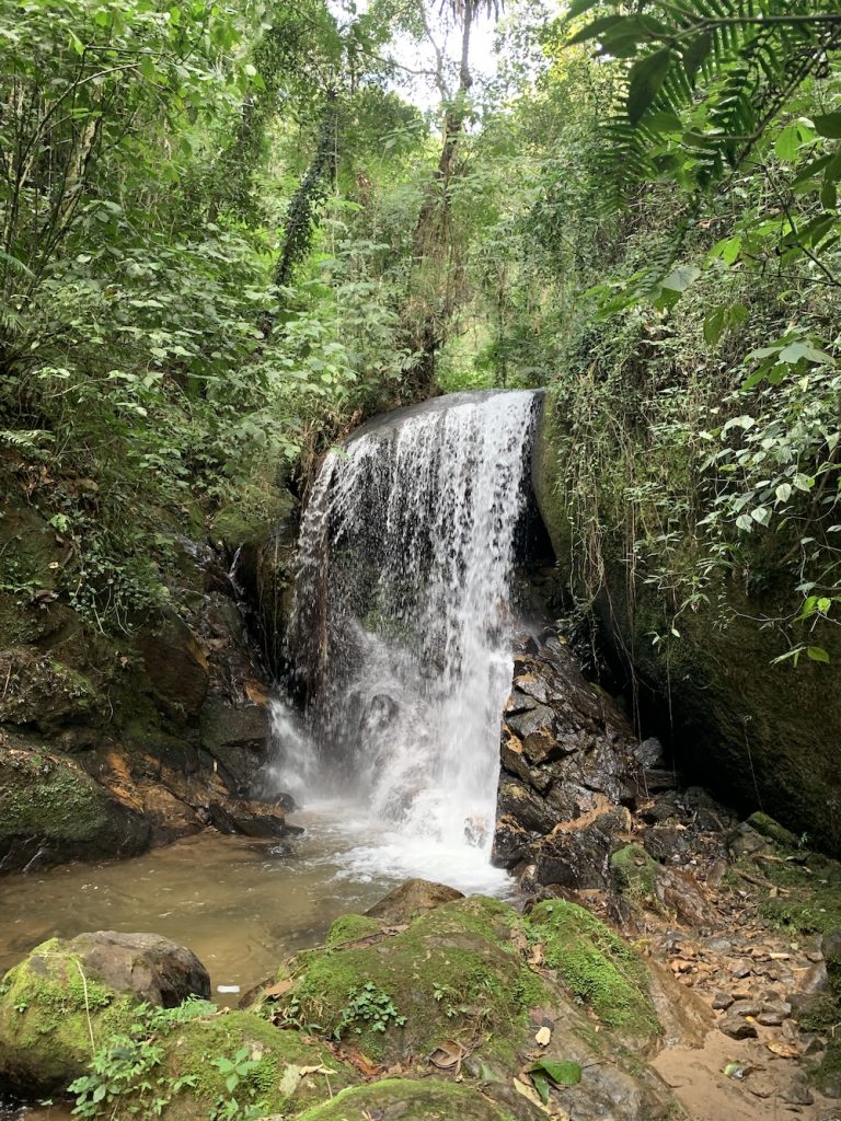 Cachoeira da Gruta, nas trilhas do Pouso do Rochedo, em São Francisco Xavier