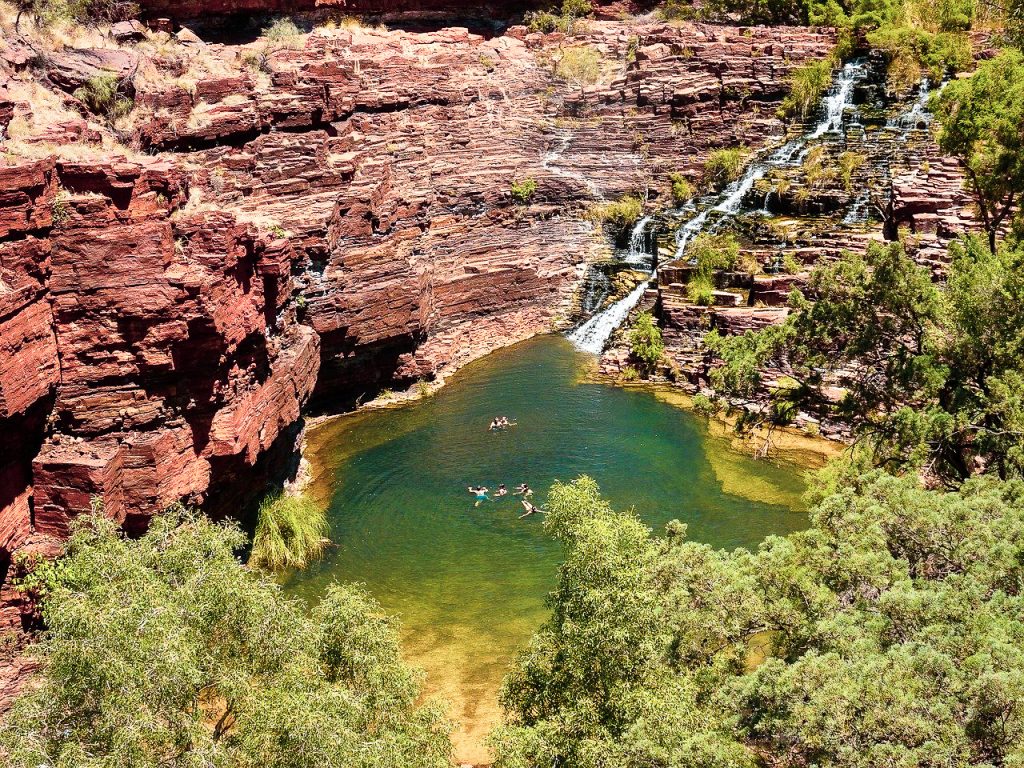 Vista aérea de uma lagoa rodeada por pedras e vegetação na Austrália