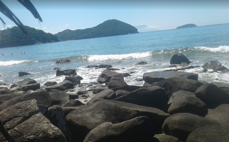 Conheça os encantos da Praia Preta em São Sebastião