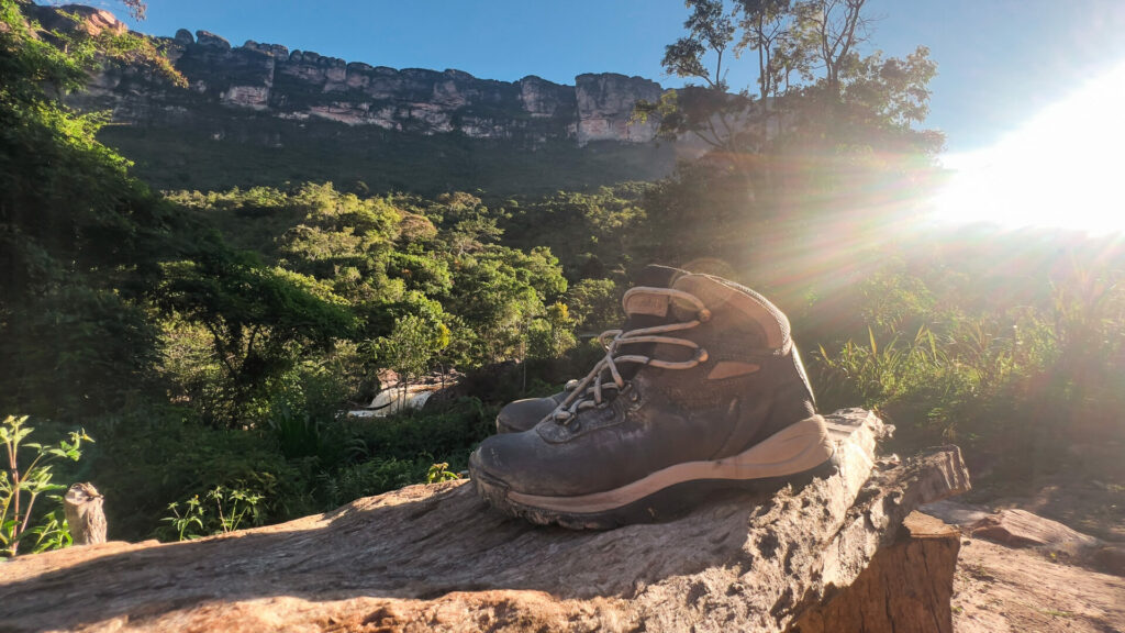 Qual o melhor calçado para fazer trilha e como escolher uma bota de hiking e trekking?