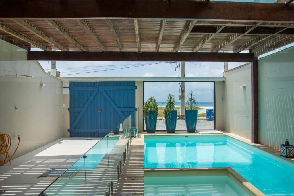 piscina da Casa do Beiral Azul em Cabo Frio