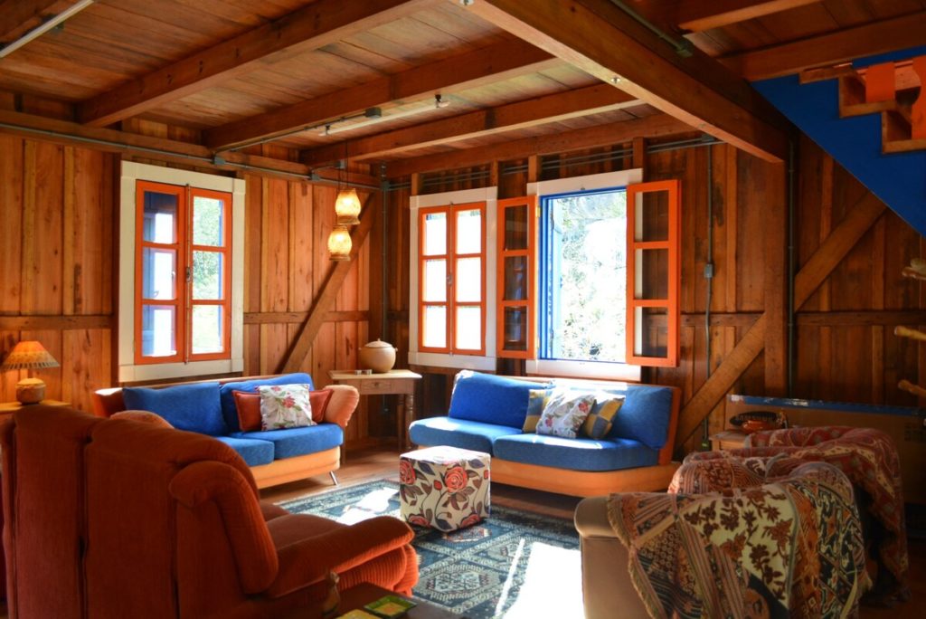 Sala interna no Loft Moinho, um dos Airbnb na Serra Gaúcha