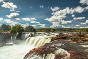 Água corrente em cachoeira no Jalapão, um dos lugares para viajar no Brasil