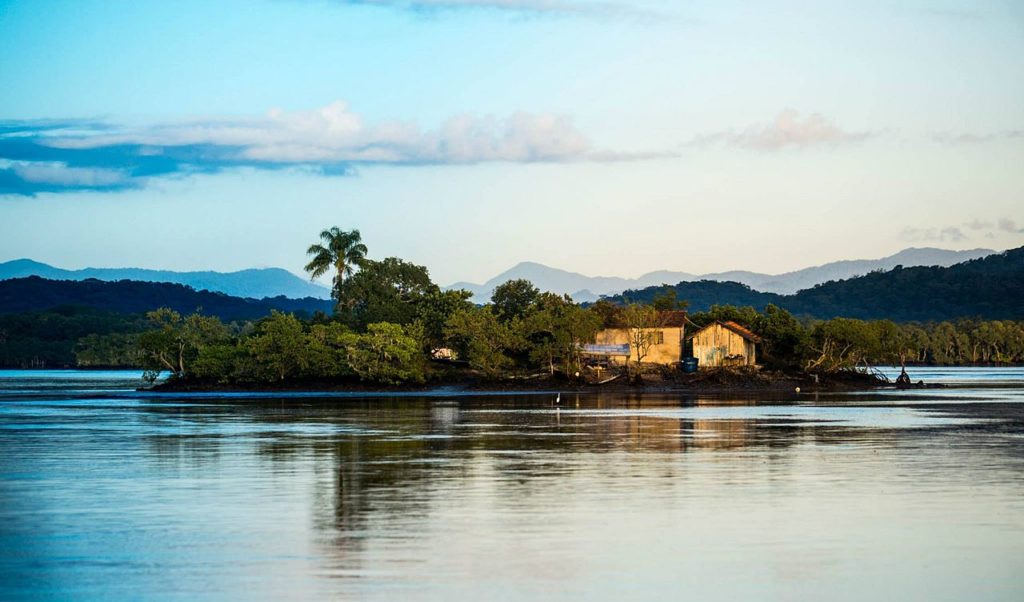 Ilha em Cananéia, um dos lugares para viajar no Brasil