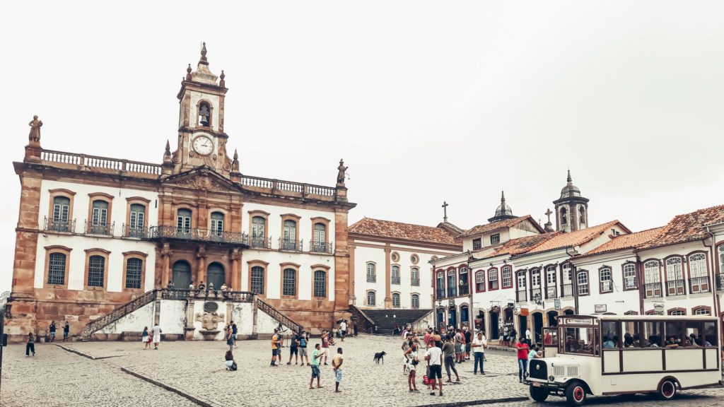 Prédios coloniais em Ouro Preto, um dos lugares para viajar em Minas
