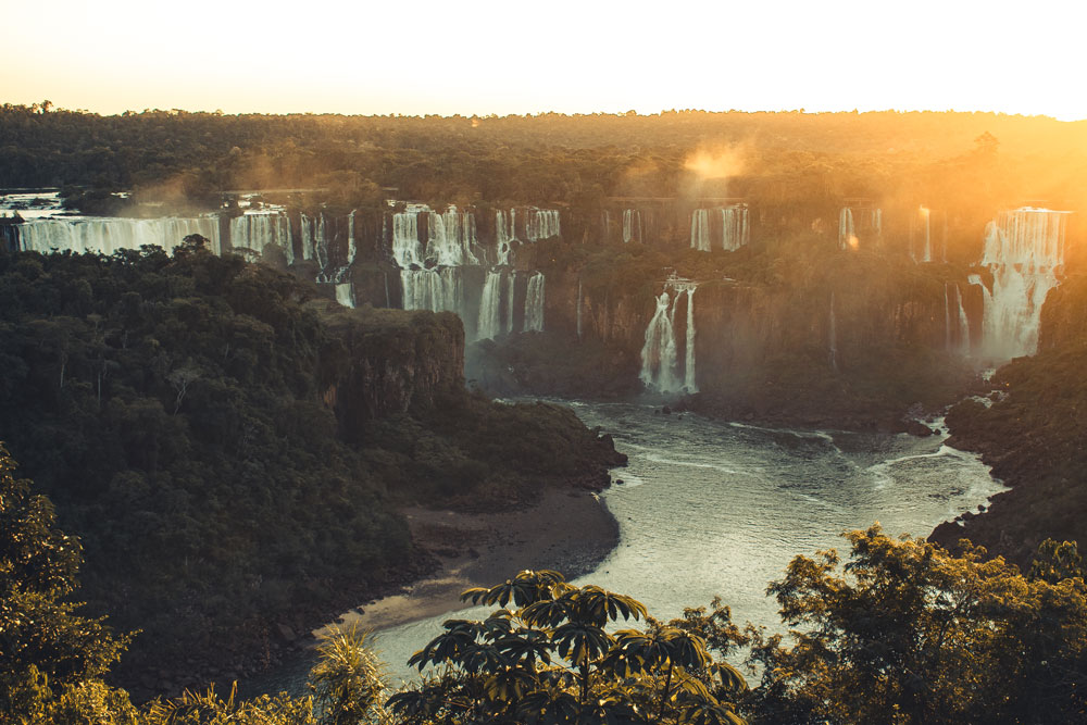 Pôr do sol nas Cataratas do Iguaçu, oportunidade que só quem se hospeda dentro do parque Nacional consegue apreciar