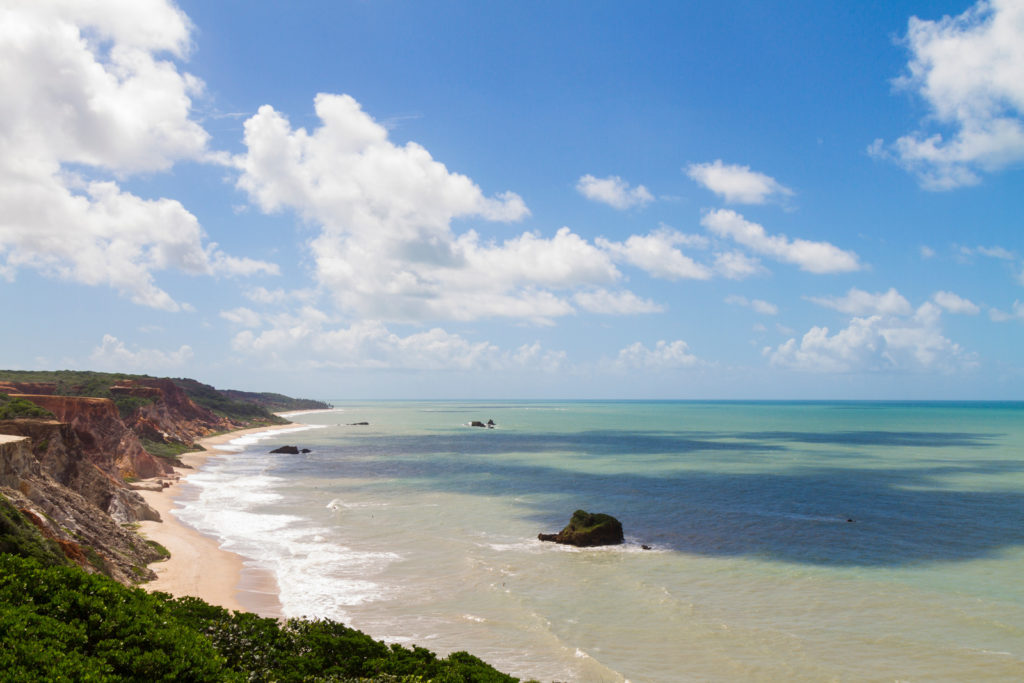 Praia de Tambaba na Paraíba uma das 26 melhores praias do Nordeste brasileiro. 
