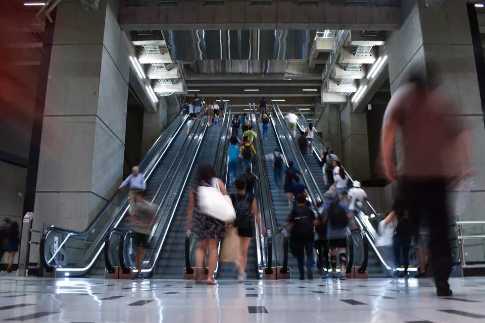 Vista de estação de metrô de Santiago, no Chile, com pessoas circulando