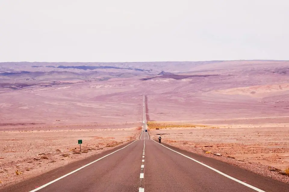 Estrada que corta o deserto do Atacama no Chile