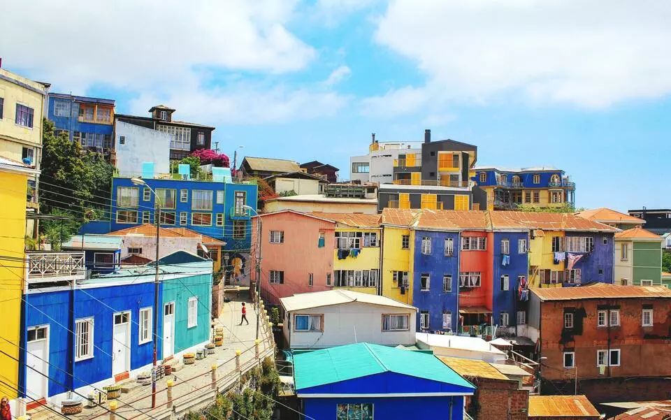 Vista de Cerro Bellavista em Valparaíso no Chile à luz do dia