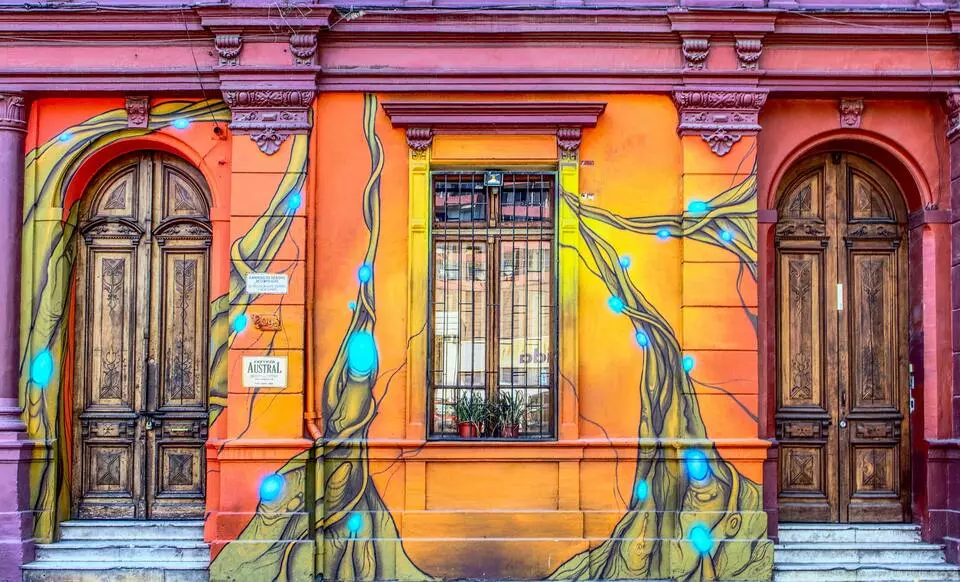 Fachada feita de grafite em Santiago no Chile