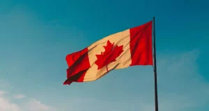 Bandeira do Canadá tremulando durante o dia