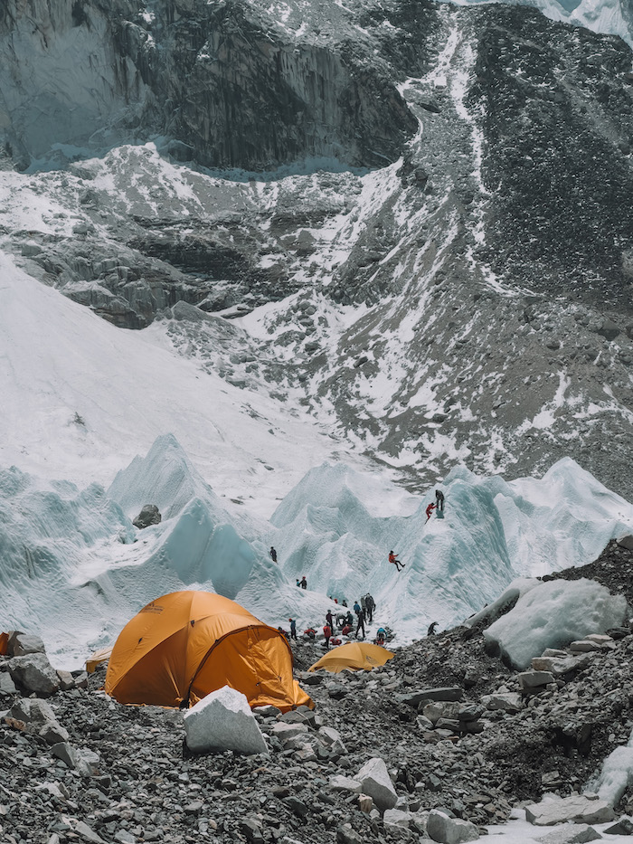 Alpinistas se preparando para a Expedição Everest
