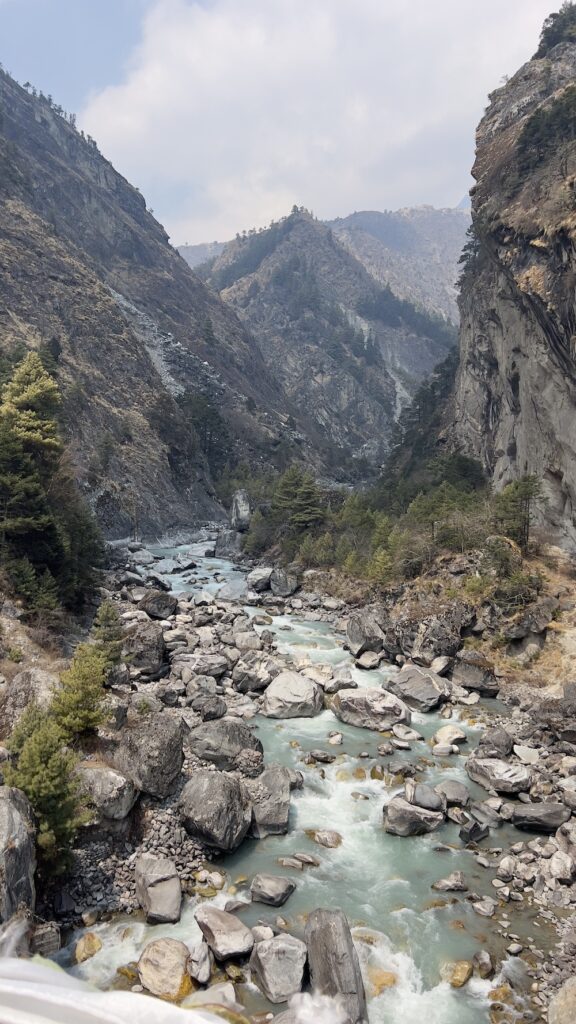 O rio de leite acompanha a trilha ao Everest do 1º ao 6º dia. 