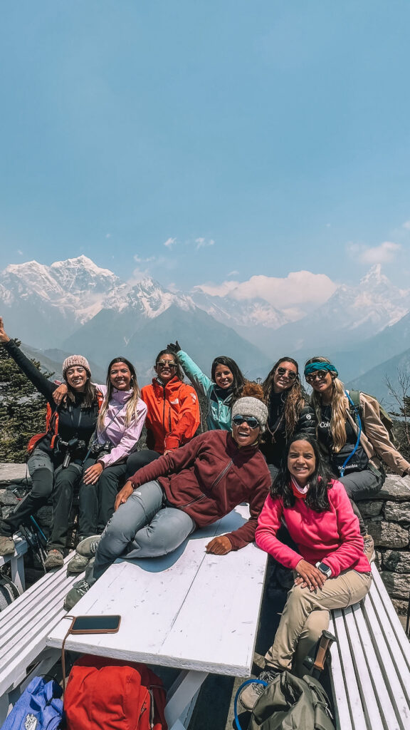 Grupo da Grade 06, com a líder Aretha Duarte, no Everest View. Primeiro avistamento do Everest ao fundo. 