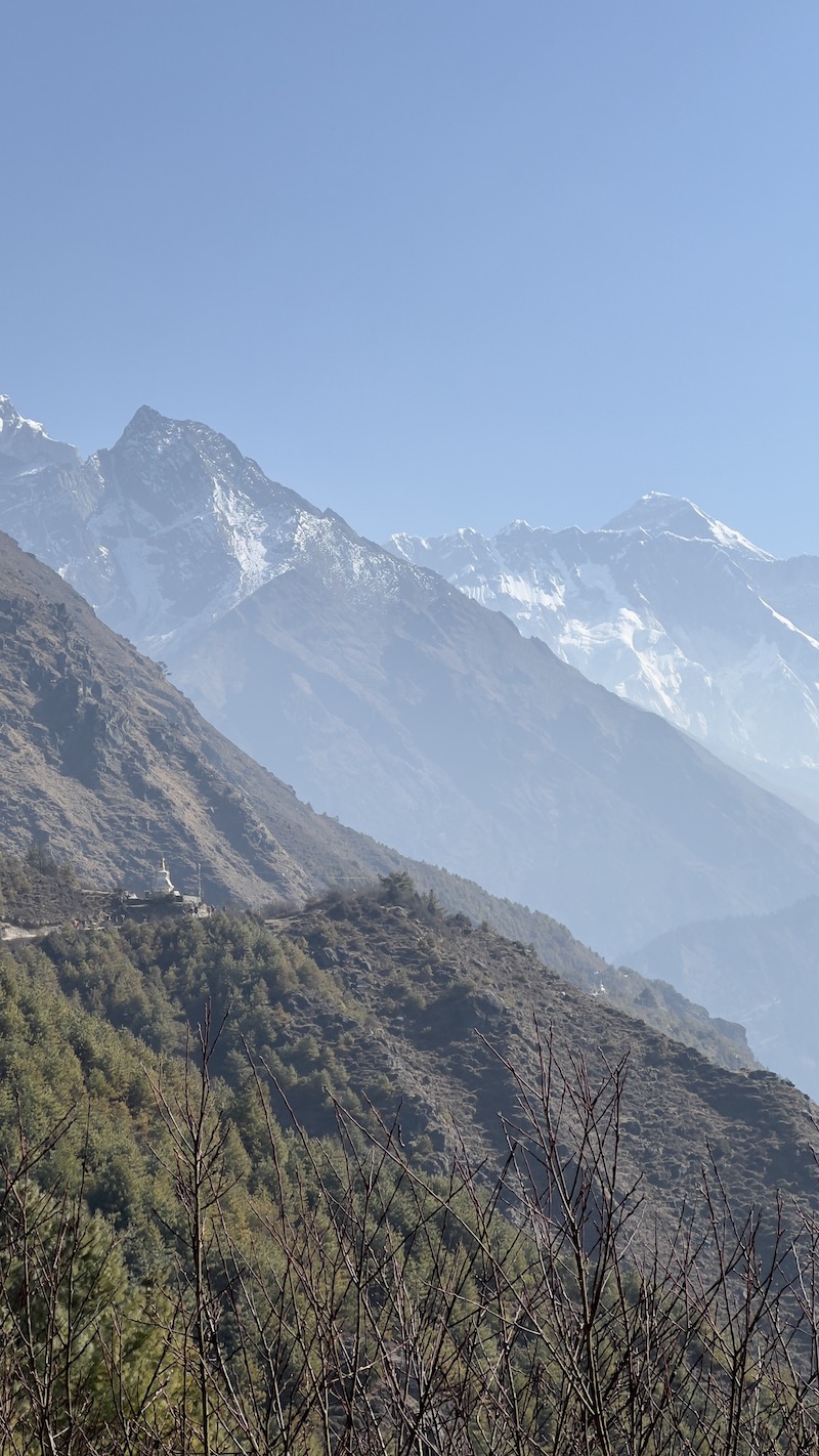 Um dos dias mais cênicos de todo o trekking ao Everest. Contornamos o vale do Khumbu em meio a estupas budistas.