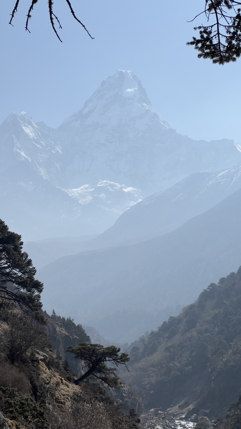 A incrível montanha de Ama Dablam, um dos picos mais lindos avistados em todo o percurso. 