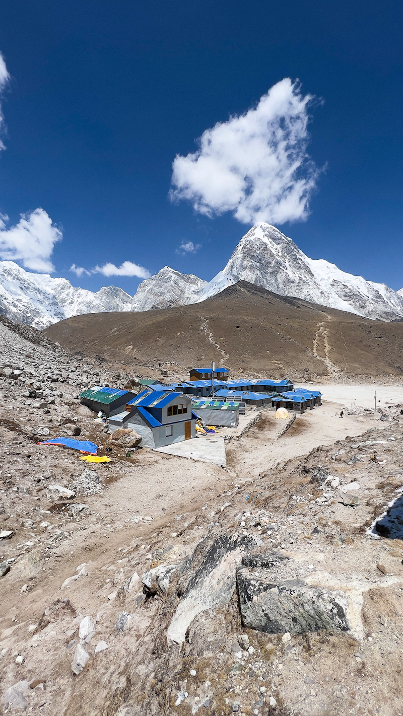Gorakshep - O vilarejo mais alto do Khumbu. Aqui, uma única família controla tudo e só abre para a temporada. Impossível habitar aqui nos meses mais gelados. Esse era o antigo acampamento base do Everest.