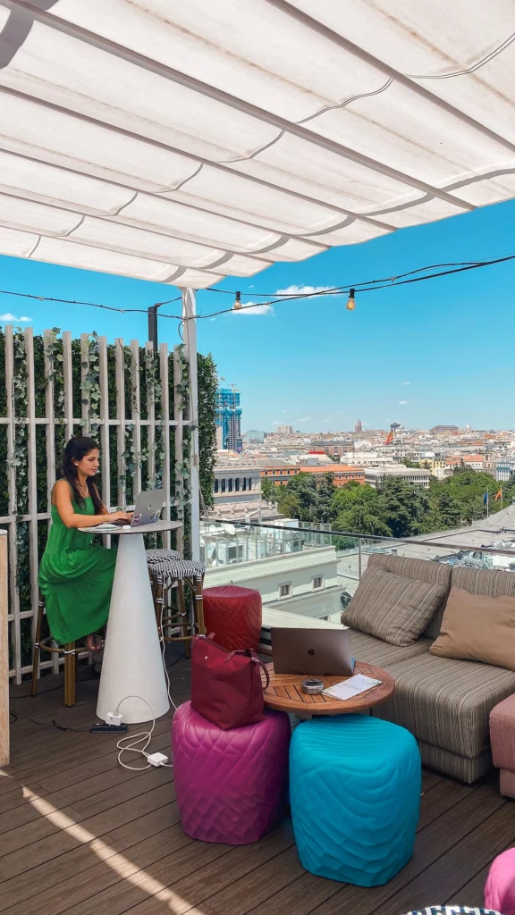 Trabalhando online em um rooftop em Madrid. Roteei a minha internet 4G ilimitada e fiz reuniões via Google Meet pelo computador. 
