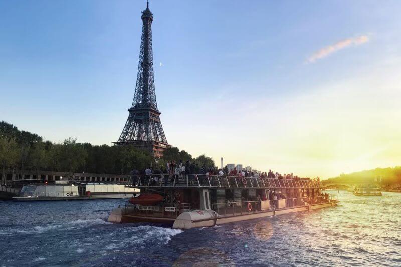 Passeio de barco pelo Sena | Viva o Mundo