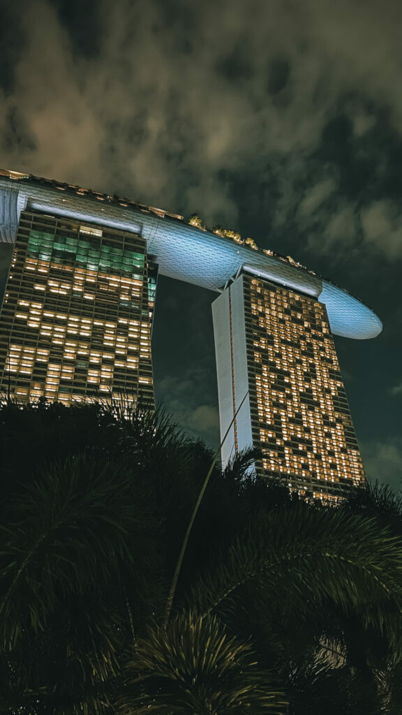 Hotel mais famoso de Singapura a Noite | Viva o Mundo