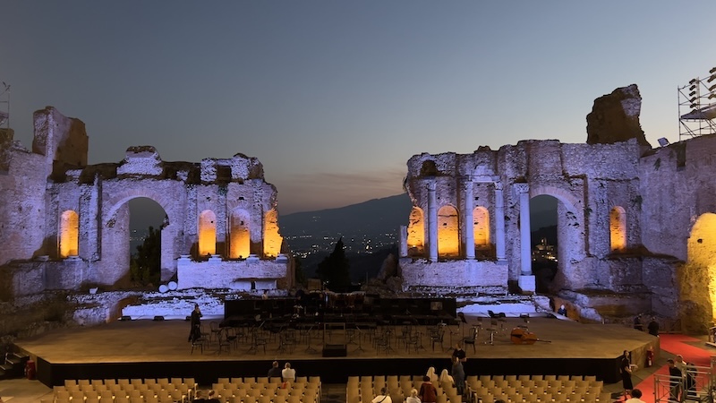 Anote aí: no verão, o Teatro Greco de Taormina recebe shows e espetáculos. Cheque a agenda porque é uma experiência surreal!