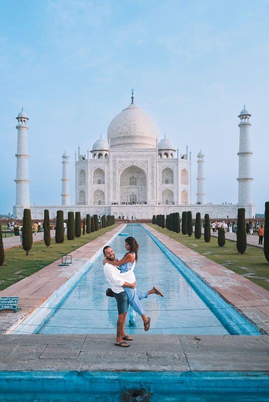 Usando um chip virtual em frente ao Taj Mahal | Viva o Mundo