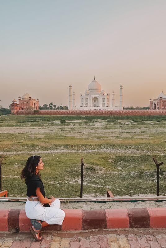 Usando um chip virtual em frente ao Taj Mahal | Viva o Mundo