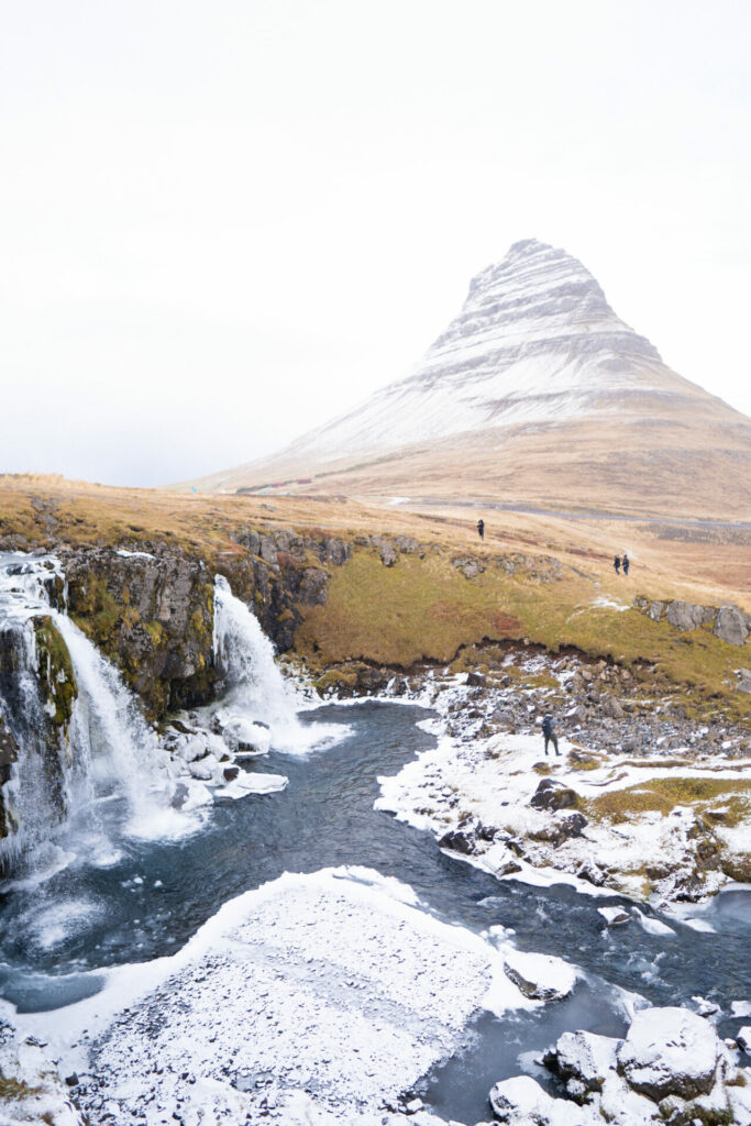 Kirkjufell: A montanha mais fotografada da Islândia, especialmente bela com a cachoeira Kirkjufellsfoss em primeiro plano. Aqui foi cenário de Game of Thrones.