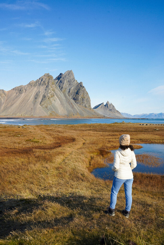 Vestrahorn, o extremo leste da Islândia, e seus picos dramáticos. Dizem as lendas que aqui moram elfos e duendes. Foto: Virginia Falanghe