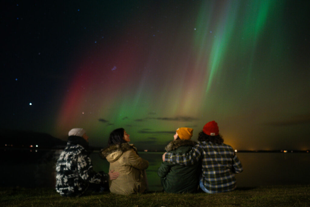 Time da viagem completo vendo a aurora boreal mais incrível dos últimos 30 anos. Aluguel de motorhome Islândia