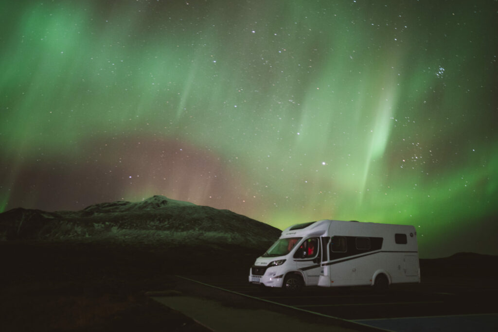 Motorhome na Islândia - Dormir aos pés de um vulcão inativo e contemplar a Aurora Boreal todas as noites é uma experiência que só pode ser vivida na Islândia. Foto: Virginia Falanghe, na península de 