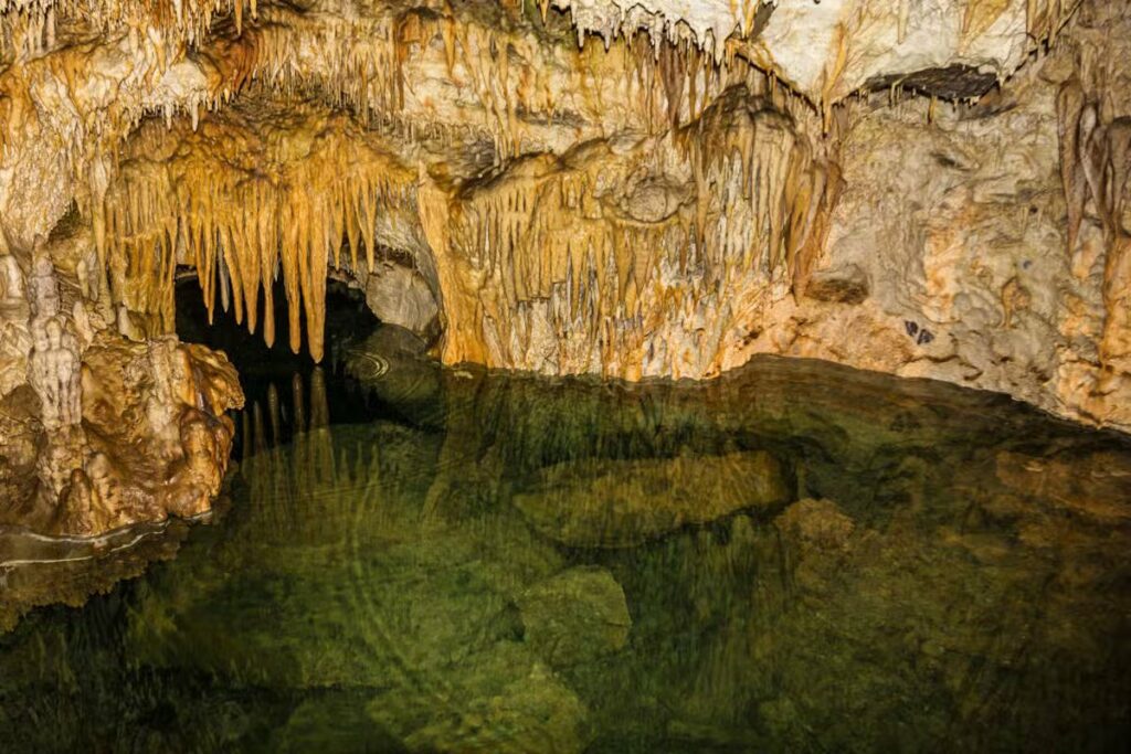 Excursão privada à gruta de Knadel | Viva o Mundo