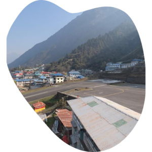 Pousei em uma das pistas mais curtas do mundo para fazer o trekking ao acampamento base do Everest