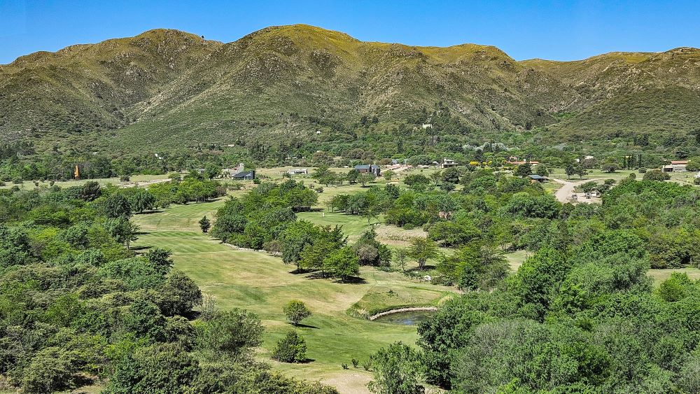 Vista das serras ao redor do Pueblo Nativo Resort, hospedagem no interior de Córdoba Argentina.