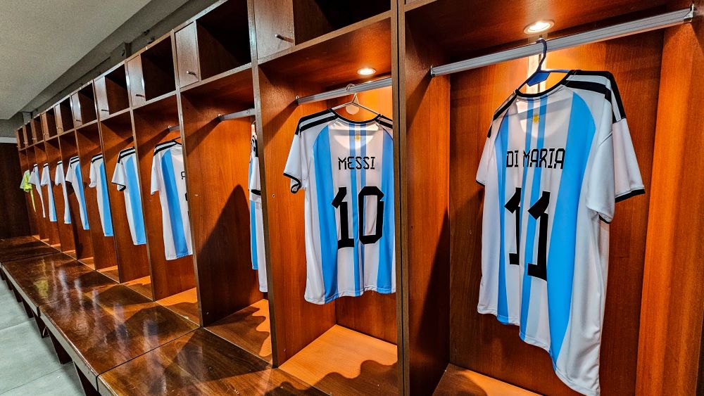 Camisas da seleção argentina expostas no Museo Provincial del Deporte, no Estádio Mario Alberto Kempes, na capital de Córdoba Argentina.
