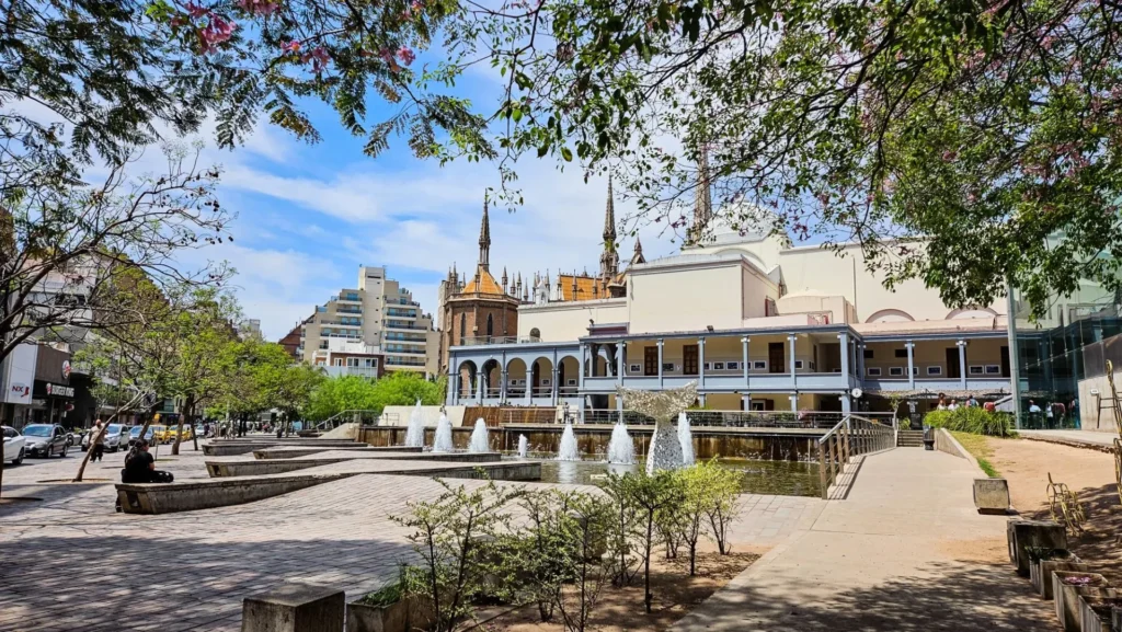 Centro histórico de Córdoba Argentina com praça, fonte e arquitetura colonial no roteiro sobre o que fazer em Córdoba Argentina.